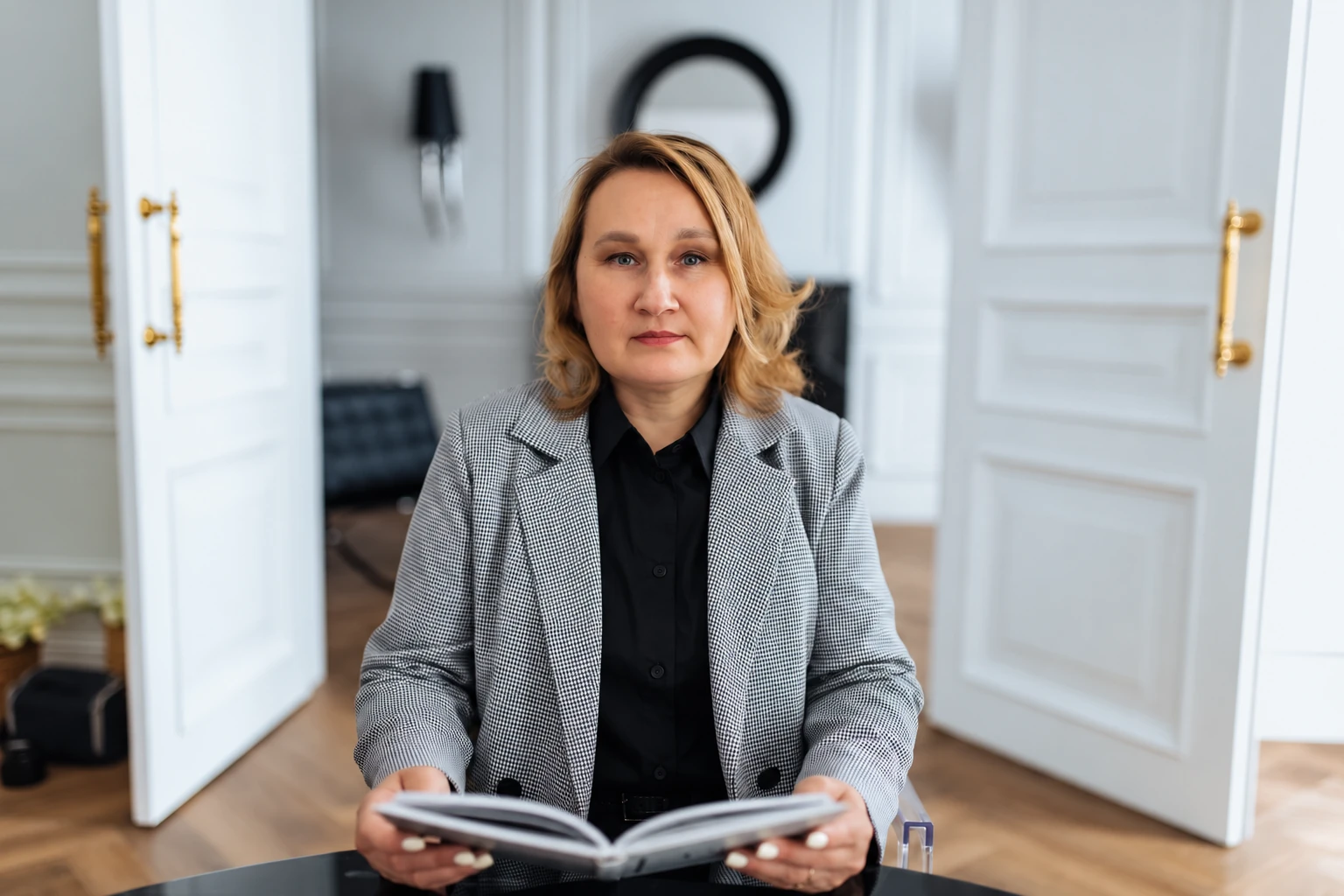 Сотрудница КГ Авангард изучает документы